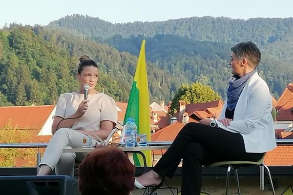 Pogovor z Bronjo Žakelj in predstavitev knjige Belo se pere na devetdeset