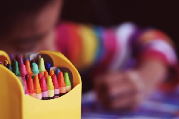 Krajevna knjižnica Žiri: Delavnica za spretne prste – USTVARJAMO Z NARAVNIMI MATERIALI – ODPADE!