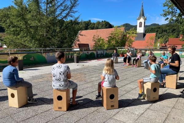 Poletje zaključili z  Jakom Strajnarjem in delavnico bobnanja na cajon