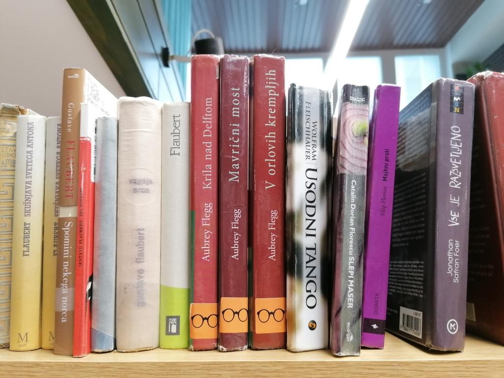 Knjige v polici so označene s piktogramom očal