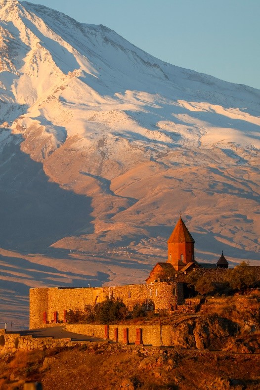 Armenska pokrajina s trdnjavo v ospredju in goro v ozadju.